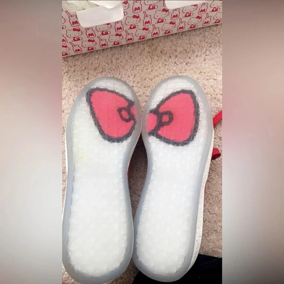 Puma Suede Classic X Hello Kitty NEW In box - Picture 3 of 5